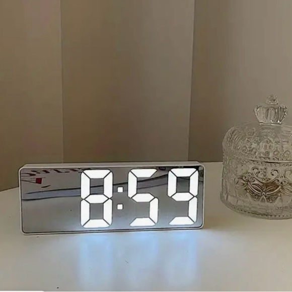 Mirror clock - Picture 5 of 6